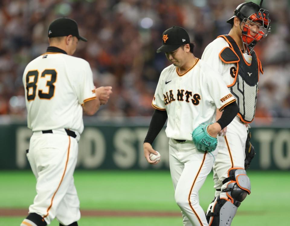 ６回、降板する船迫（中央）＝撮影・金田祐二