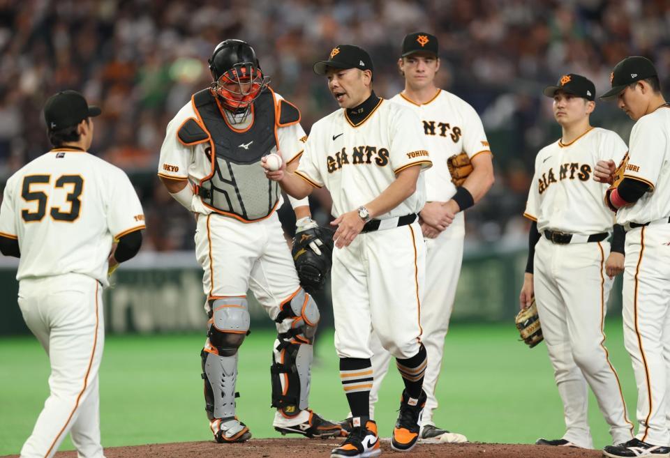 ６回、船迫から高梨（５３）に代える阿部監督（撮影・金田祐二）