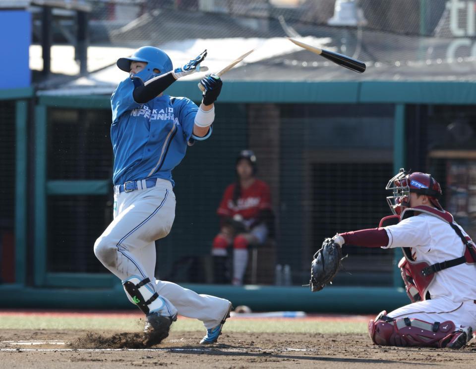 ７回、バットを折りながら内野安打を放つ郡司（撮影・西岡正）