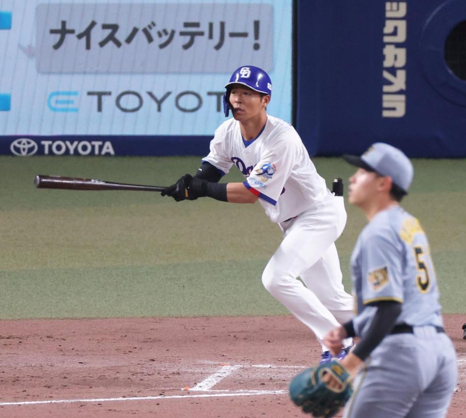 ４回、右翼スタンドへソロを放つ土田（撮影・立川洋一郎）