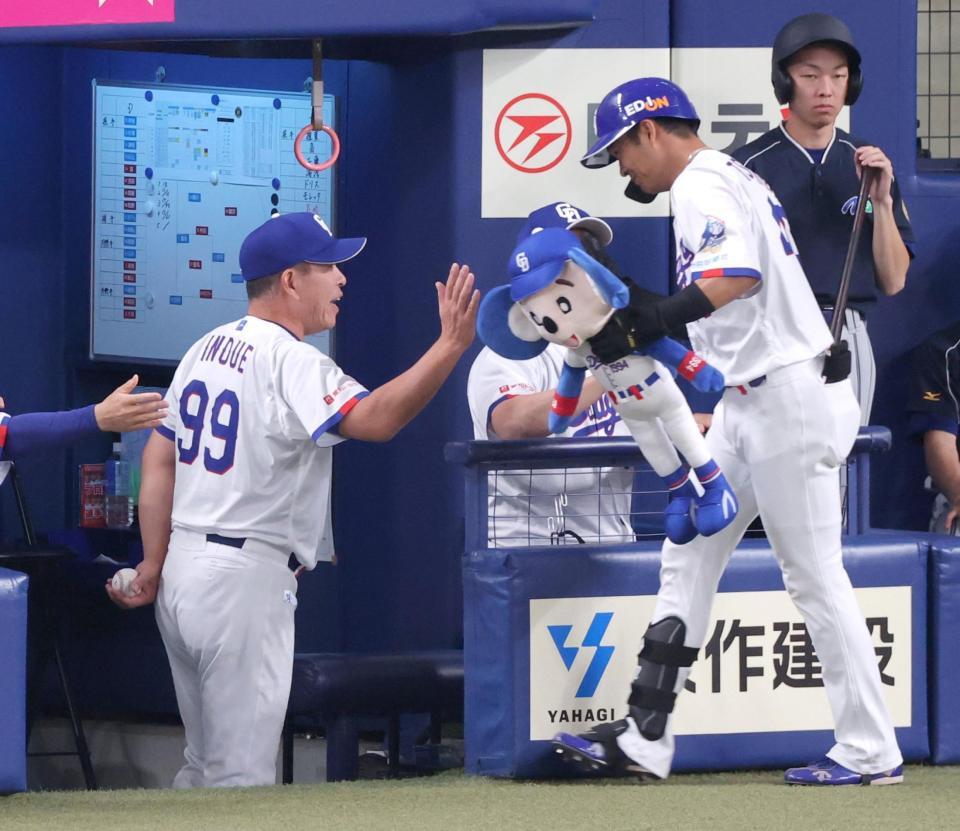 ４回、ソロを放った土田（右）とタッチを交わす井上監督（撮影・立川洋一郎）