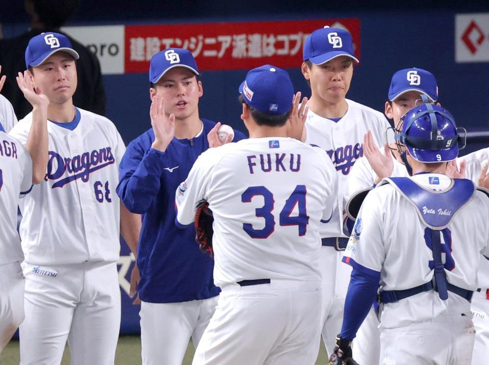 福（３４）からウイニングボールを受け取る金丸（左から２人目）＝撮影・立川洋一郎