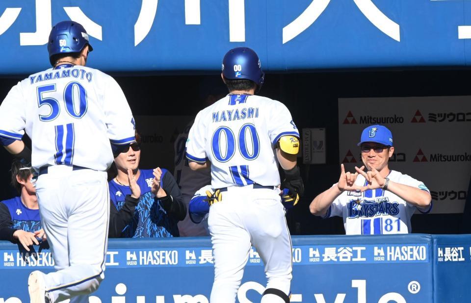 ６回、貴重な２ランを放った林（中央）らを迎える相川監督（右）＝撮影・園田高夫