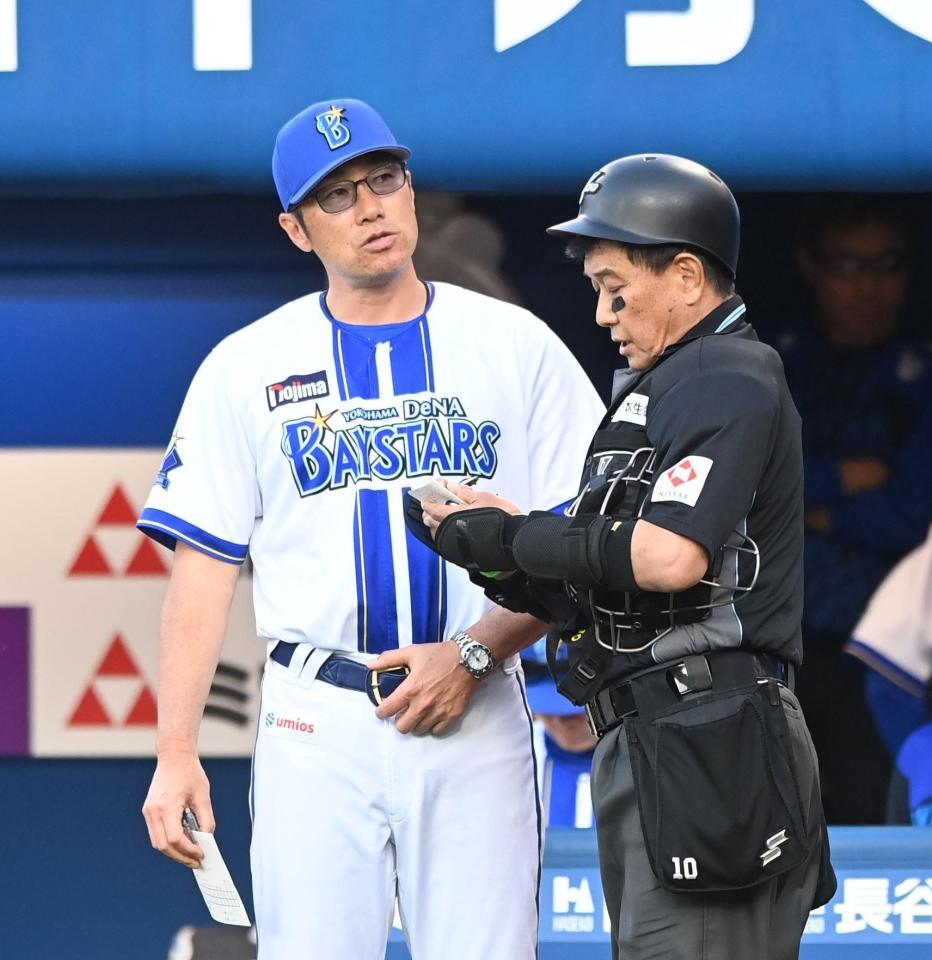 ９回に追いつかれ選手交代を告げる相川監督（撮影・園田高夫）