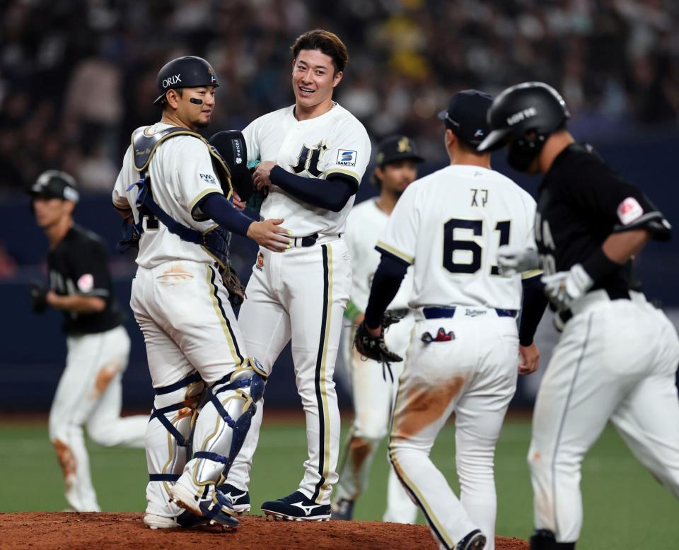 ロッテに勝利しマウンドに集まる吉田（中央）らオリックスナイン（撮影・山口登）