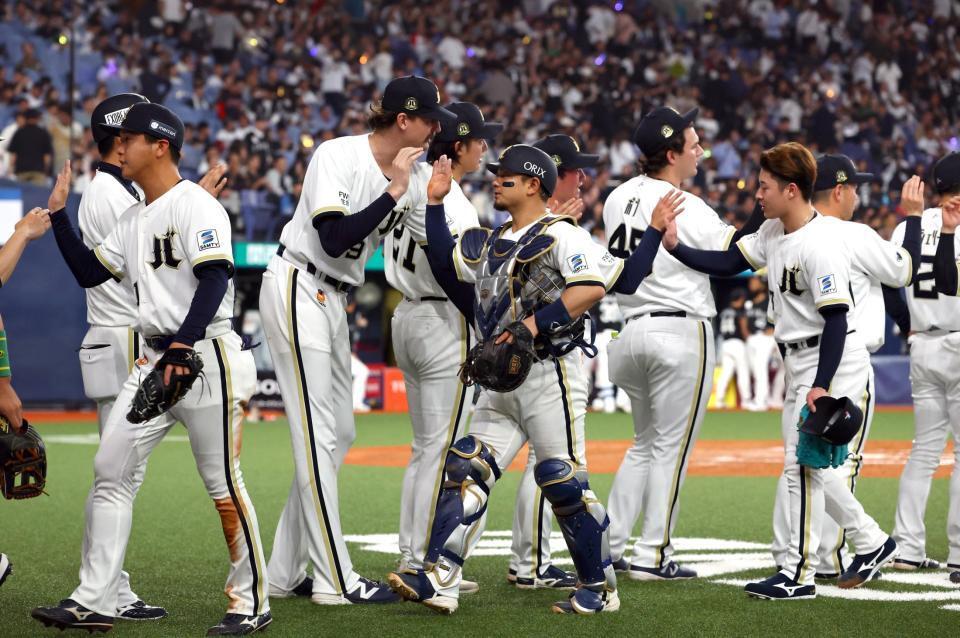 来日初勝利を挙げナインを迎えるジェリー（中央左）＝撮影・山口登