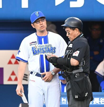 ９回に追いつかれ選手交代を告げる相川監督（撮影・園田高夫）
