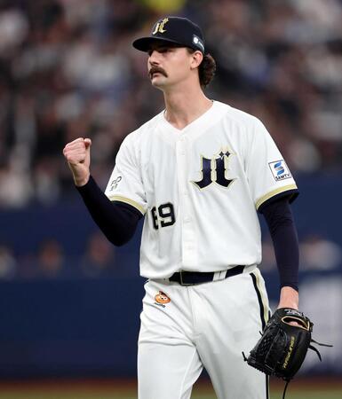 　５回、ジェリーは寺地を併殺に打ち取りガッツポーズ（撮影・山口登）