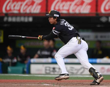 　５回、勝ち越しの適時二塁打を放つ柳町（撮影・開出牧）