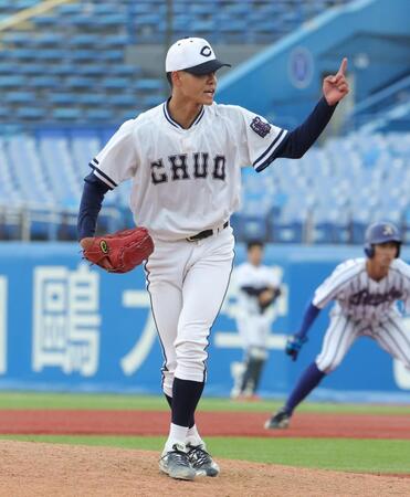９回、スイングをアピールする中央大・西村一毅＝神宮球場（撮影・石井剣太郎）