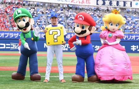 マリオらにベースを贈呈された石田裕（左から２人目）＝撮影・園田高夫