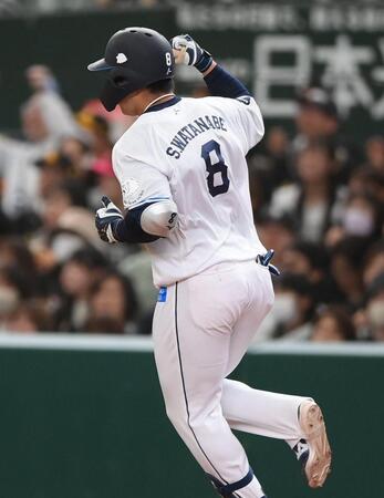 ２回、左越え本塁打を放ちガッツポーズを決める渡部（撮影・開出牧）