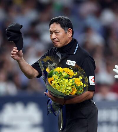 真鍋勝己審判員は３０００試合出場を達成し花束を贈られる（撮影・山口登）