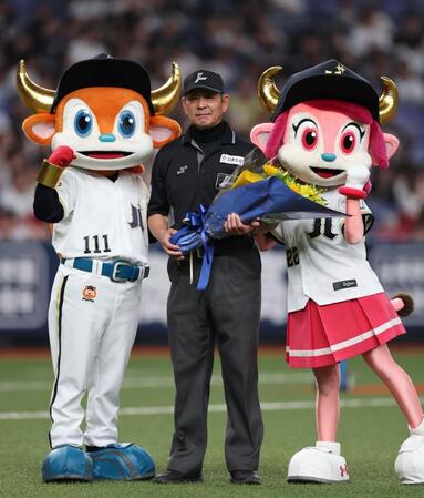 真鍋勝己審判員は３０００試合出場を達成し花束を贈られる（撮影・山口登）
