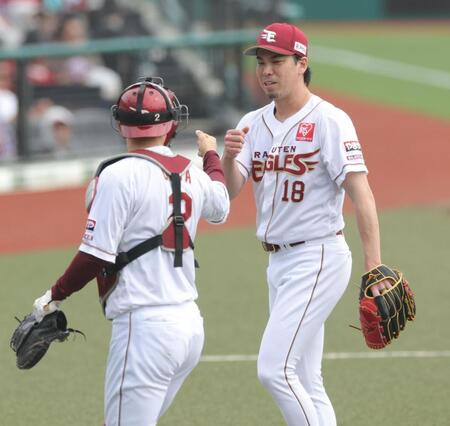 １回、無失点で終え、太田（左）とタッチを交わす前田健（撮影・西岡正）