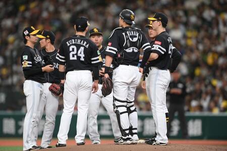 ２回、石井に右前打を打たれピンチを迎えた大関（右端）＝撮影・開出牧