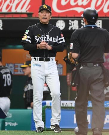 ７回、投手交代を告げる小久保監督（撮影・開出牧）