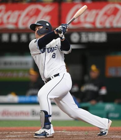 ２回、左越え本塁打を放つ渡部（撮影・開出牧）