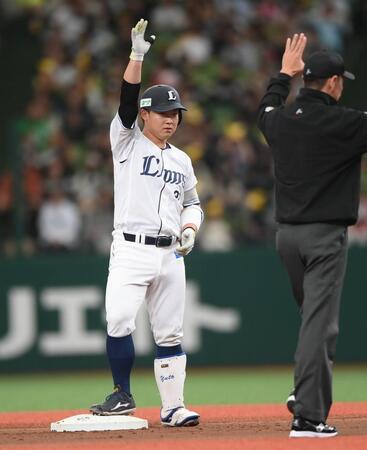 ２回、先制の左越え適時二塁打を放ち歓声に応える古賀（撮影・開出牧）