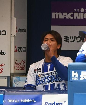 ５回途中で降板しベンチでドリンクを飲む深沢（撮影・園田高夫）