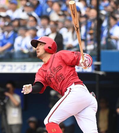 ３回、先制の左越え３ランを放った菊池（撮影・園田高夫）