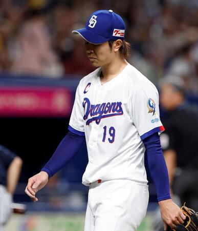 ６回に先制を許しベンチに戻る高橋宏（撮影・西田忠信）