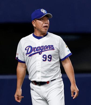 ８回を終え、選手交代を告げた井上監督（撮影・西田忠信）