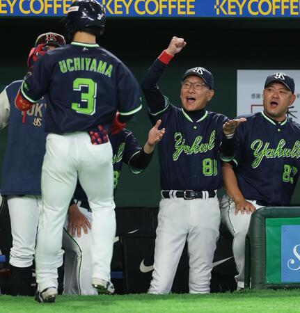 ６回、内山のソロに喜ぶ池山監督（撮影・金田祐二）