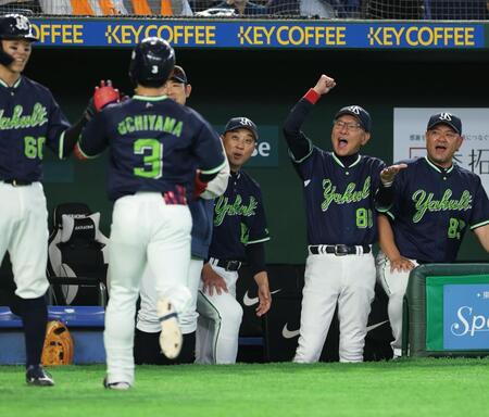 ６回、内山のソロに喜ぶ池山監督（撮影・金田祐二）