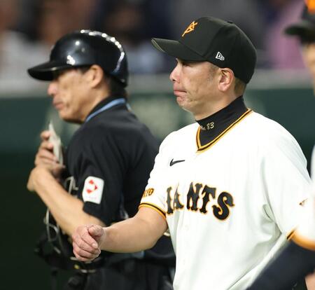 厳しい表情で選手交代を告げた阿部監督（撮影・金田祐二）