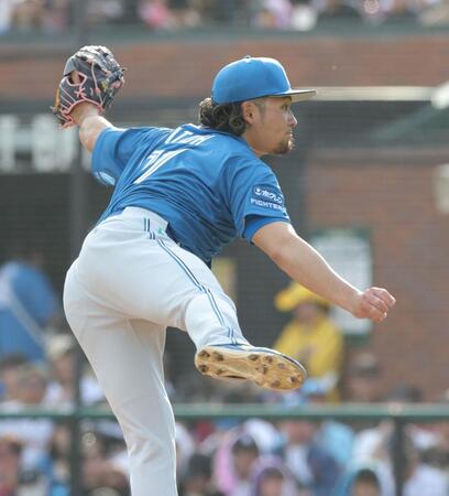 楽天打線を相手に力投する伊藤（撮影・西岡正）