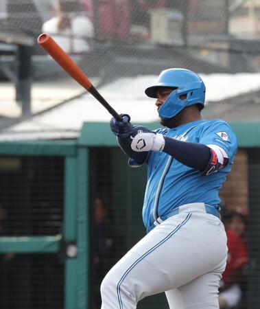 ６回、左前適時打を放つレイエス（撮影・西岡正）