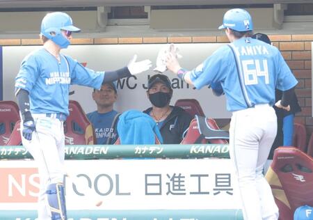 ６回、レイエスの適時打で勝ち越し、生還した田宮（右）を祝福する新庄監督（撮影・西岡正）