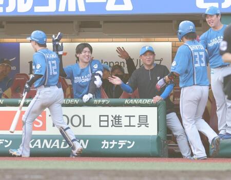 ９回、矢沢（左）の２ランが認定され、祝福する新庄監督（中央）＝撮影・西岡正