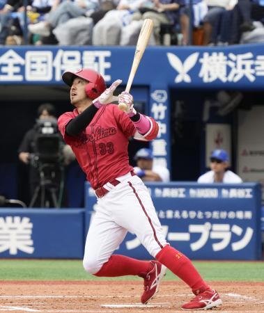 　３回広島２死一、二塁、菊池が左越えに先制３ランを放つ＝横浜