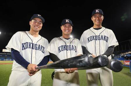 ポーズをとる（左から）国学院大・緒方漣、田井志門、大谷汰一（撮影・石井剣太郎）