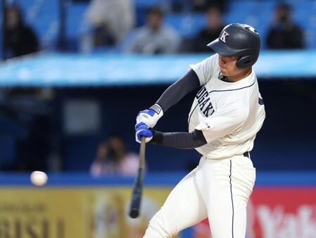 ７回、勝ち越し本塁打を放つ国学院大・大谷汰一（撮影・石井剣太郎）