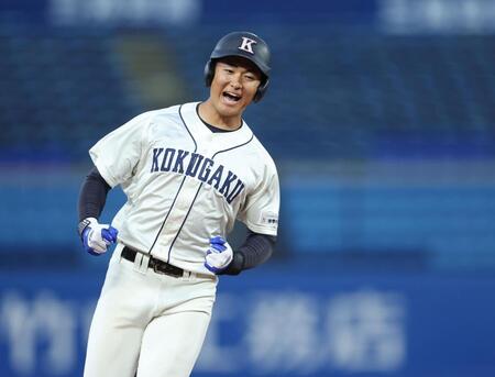 ７回、勝ち越し本塁打を放ち笑顔を見せる国学院大・大谷汰一（撮影・石井剣太郎）
