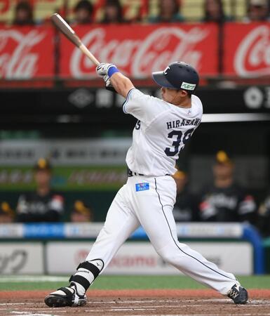 ２回、右越え二塁打を放つ平沢（撮影・開出牧）