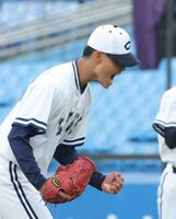 試合を制し、吠える中央大・西村一毅（撮影・石井剣太郎）