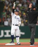 ２回、先制の左越え適時二塁打を放ち歓声に応える古賀（撮影・開出牧）