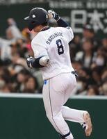 ２回、左越え本塁打を放ちガッツポーズを決める渡部（撮影・開出牧）