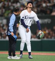 ３回、笹川の二塁打の打球が当たり痛みに耐える高橋光（撮影・開出牧）
