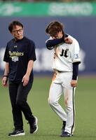 ５回、渡部はフェンスに激突しベンチに戻る（撮影・山口登）・山口登）