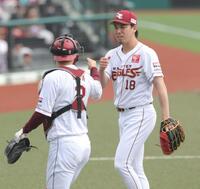 １回、無失点で終え、太田（左）とタッチを交わす前田健（撮影・西岡正）