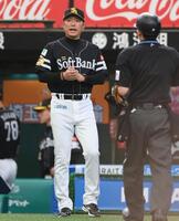 ７回、投手交代を告げる小久保監督（撮影・開出牧）