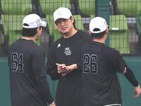 １軍に合流し上茶谷（６４）と言葉を交わす杉山（中央）＝撮影・開出牧