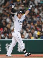 ２回、中前適時打を放ちガッツポーズを決める平沢（撮影・開出牧）