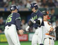 １回、左越えに先頭打者本塁打を放ち生還する並木（撮影・金田祐二）