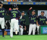 ６回、内山のソロに喜ぶ池山監督（撮影・金田祐二）
